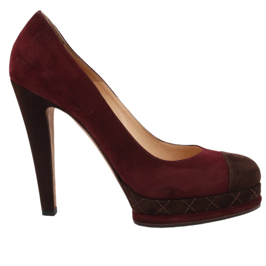 Chanel – Burgunderrote/braune CC-Pumps mit Plateauabsatz und Kappe aus Wildleder, Größe 40,5 EU