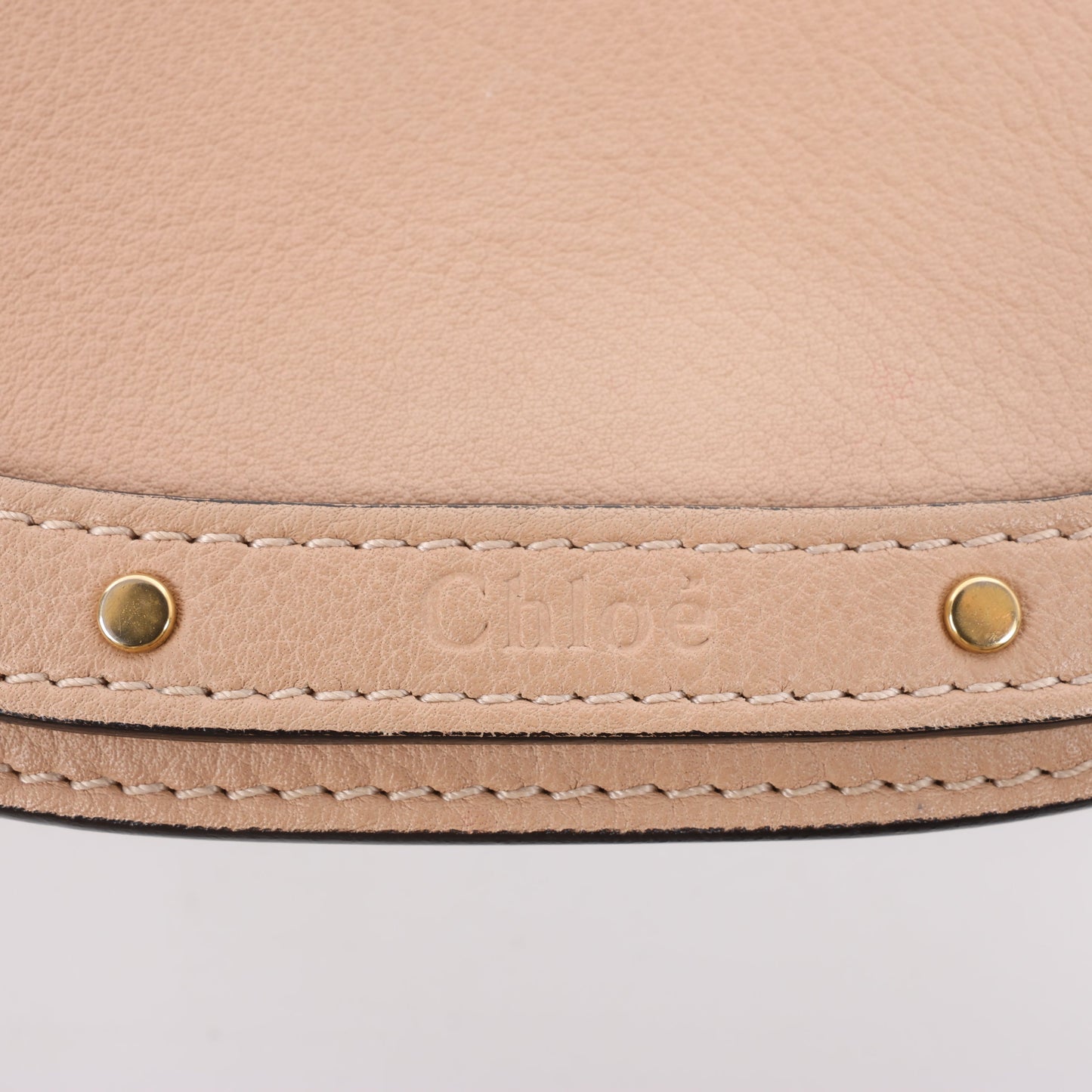 CHLOE – Kleine 2-Wege-Umhängetasche „Nile Bracelet“ aus beigefarbenem Leder