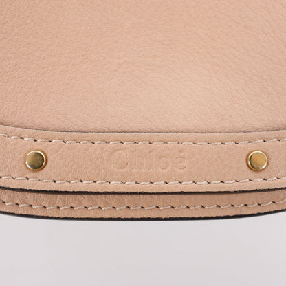 CHLOE – Kleine 2-Wege-Umhängetasche „Nile Bracelet“ aus beigefarbenem Leder