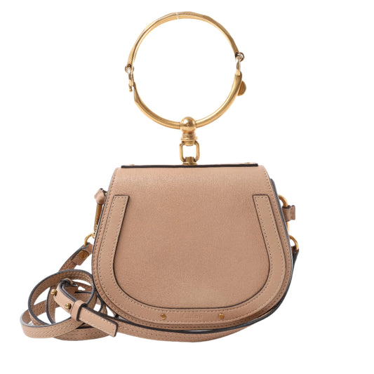 CHLOE – Kleine 2-Wege-Umhängetasche „Nile Bracelet“ aus beigefarbenem Leder
