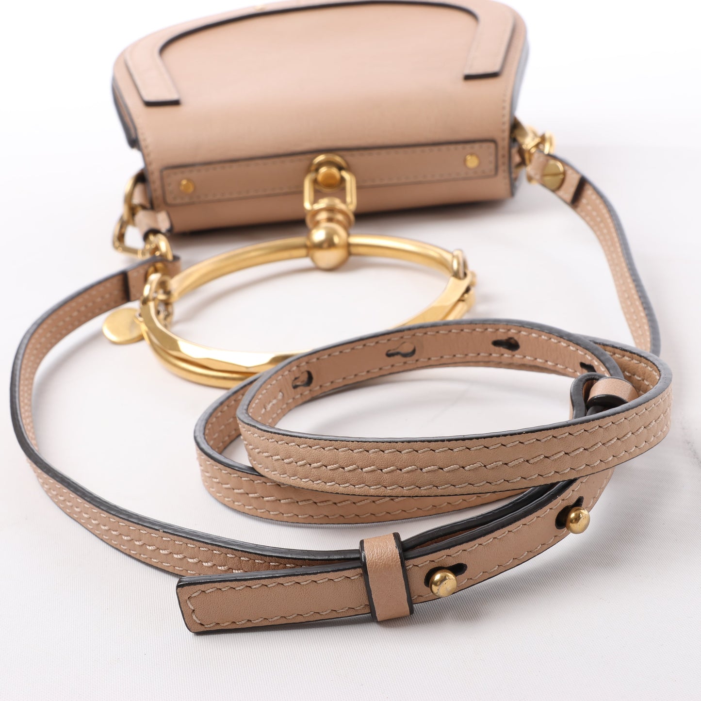 CHLOE – Kleine 2-Wege-Umhängetasche „Nile Bracelet“ aus beigefarbenem Leder