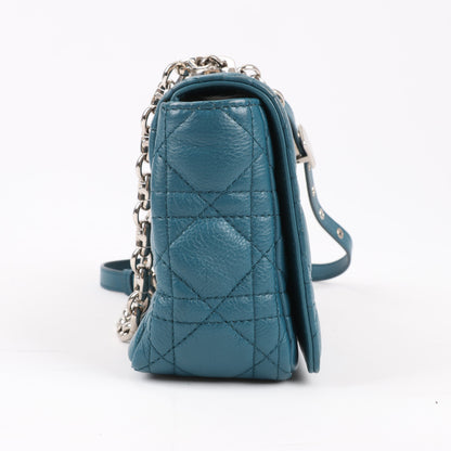 Christian Dior – Caro – Schultertasche aus blauem Leder mit Kettenriemen