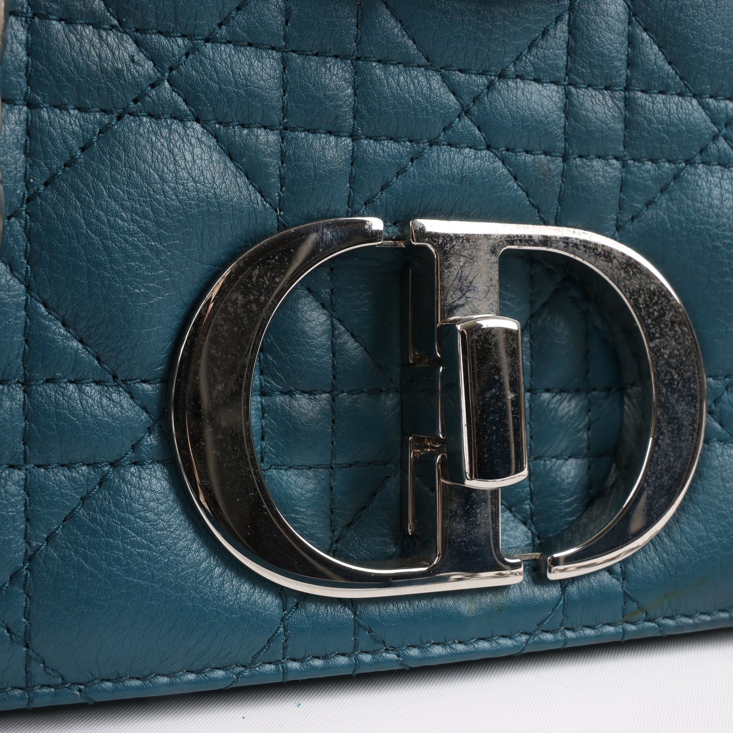 Christian Dior – Caro – Schultertasche aus blauem Leder mit Kettenriemen