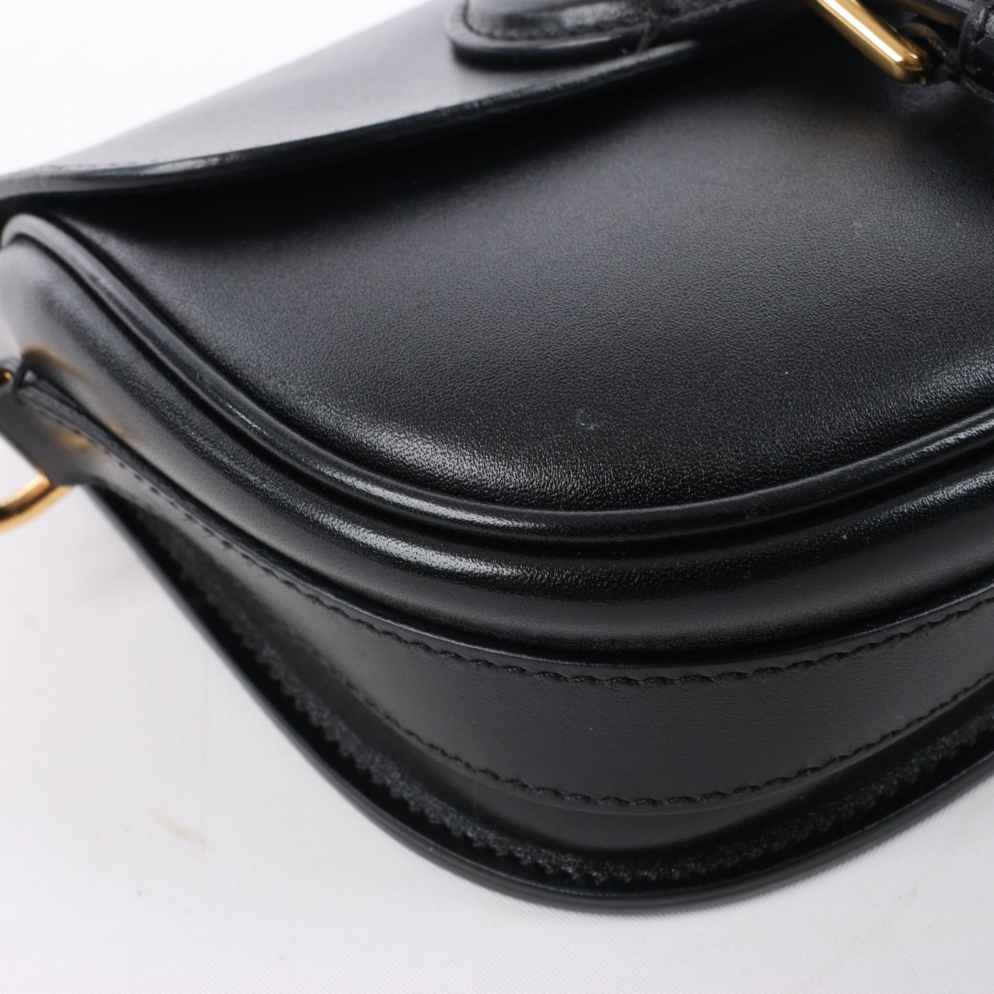 Petit sac bandoulière à rabat en cuir de veau Christian Dior Bobby noir