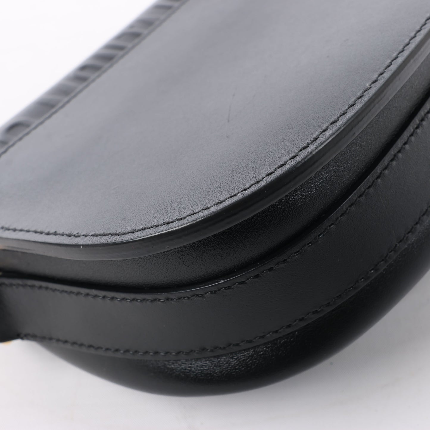 Petit sac bandoulière à rabat en cuir de veau Christian Dior Bobby noir