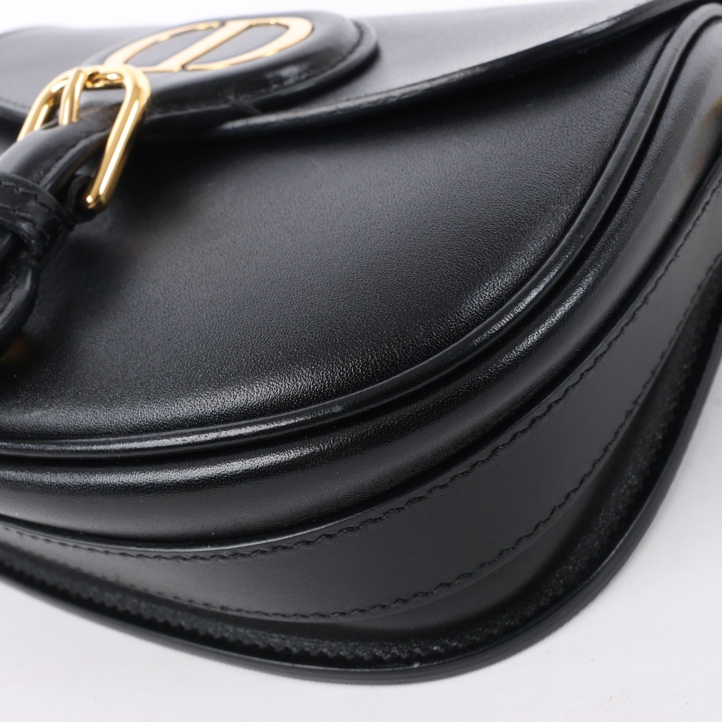 Petit sac bandoulière à rabat en cuir de veau Christian Dior Bobby noir