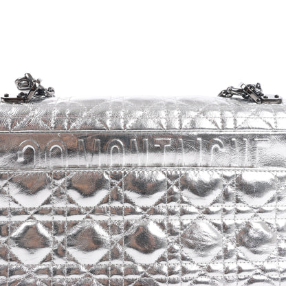 Christian Dior Caro Schultertasche aus Leder mit Kettenriemen in Metallic-Silber