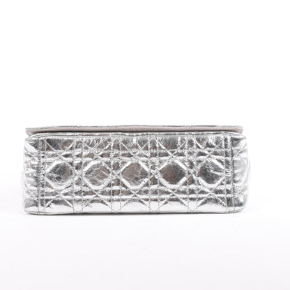 Christian Dior Caro Schultertasche aus Leder mit Kettenriemen in Metallic-Silber