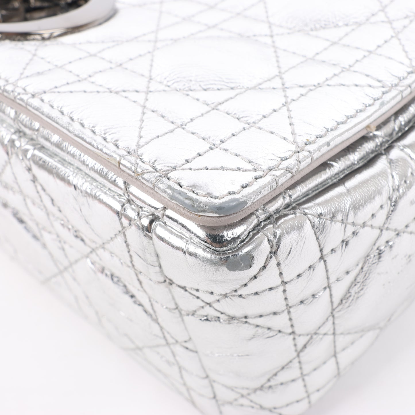 Christian Dior Caro Schultertasche aus Leder mit Kettenriemen in Metallic-Silber