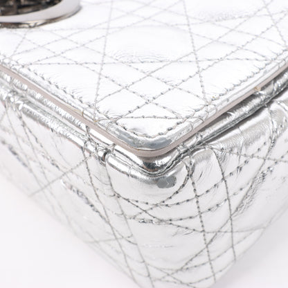 Christian Dior Caro Schultertasche aus Leder mit Kettenriemen in Metallic-Silber