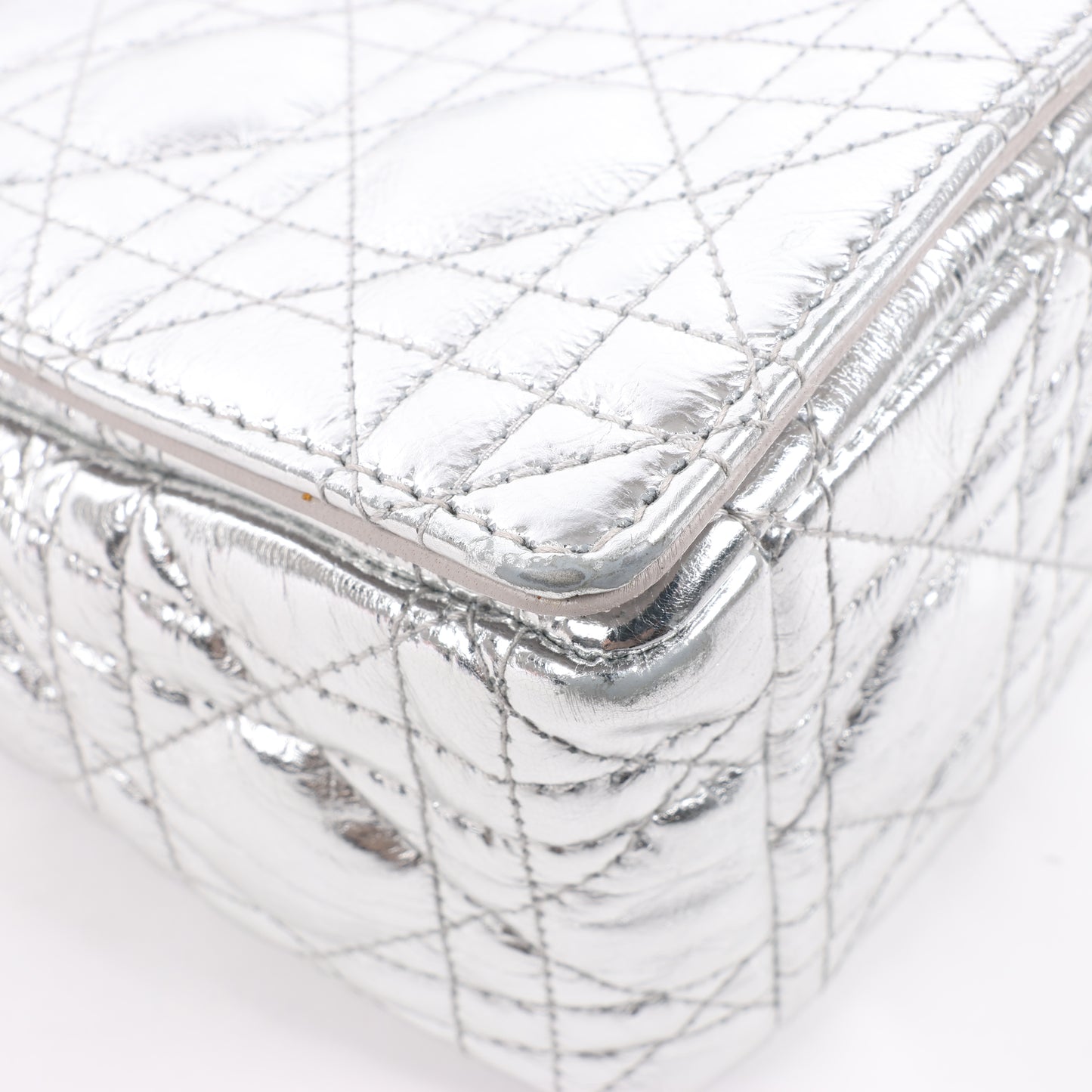 Christian Dior Caro Schultertasche aus Leder mit Kettenriemen in Metallic-Silber