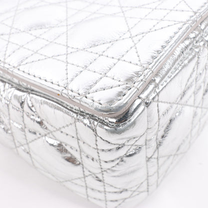 Christian Dior Caro Schultertasche aus Leder mit Kettenriemen in Metallic-Silber