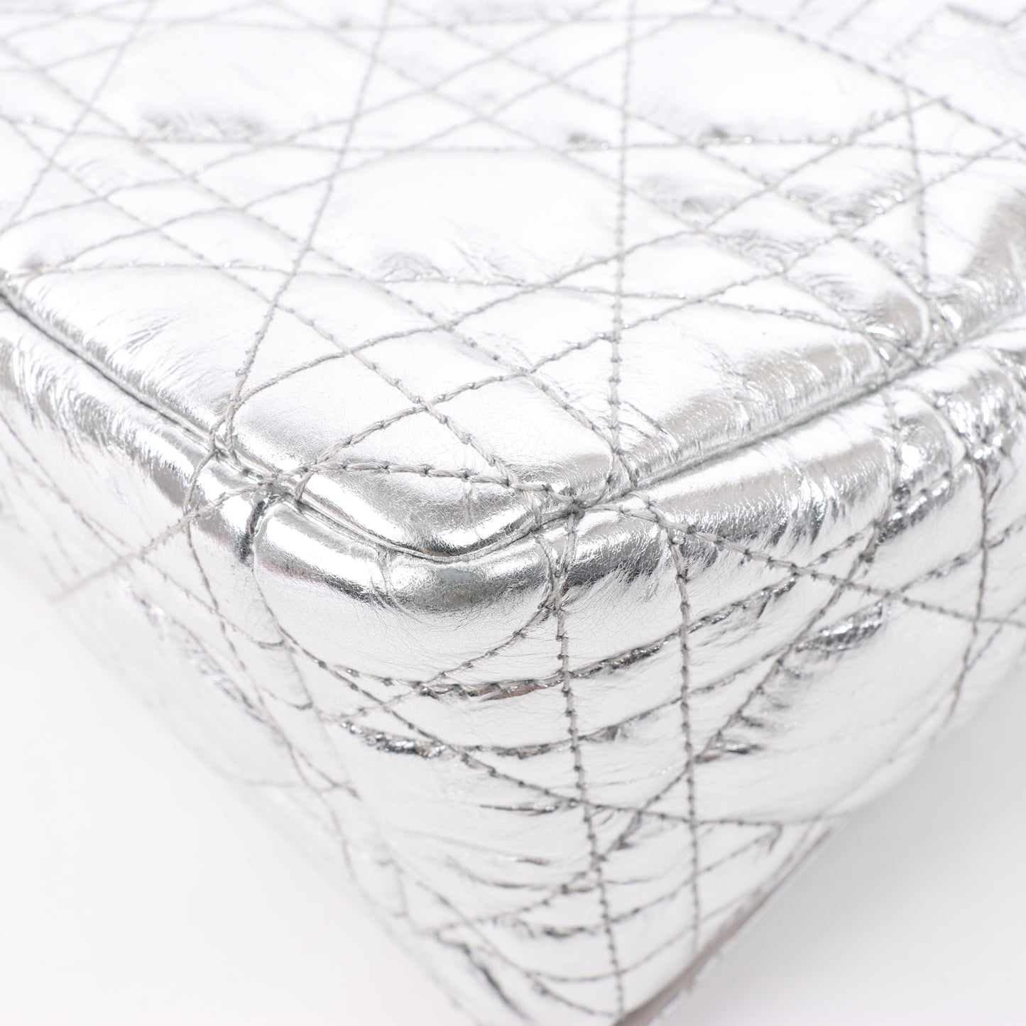 Christian Dior Caro Schultertasche aus Leder mit Kettenriemen in Metallic-Silber