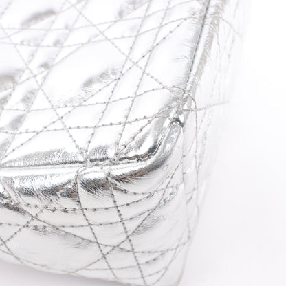 Christian Dior Caro Schultertasche aus Leder mit Kettenriemen in Metallic-Silber