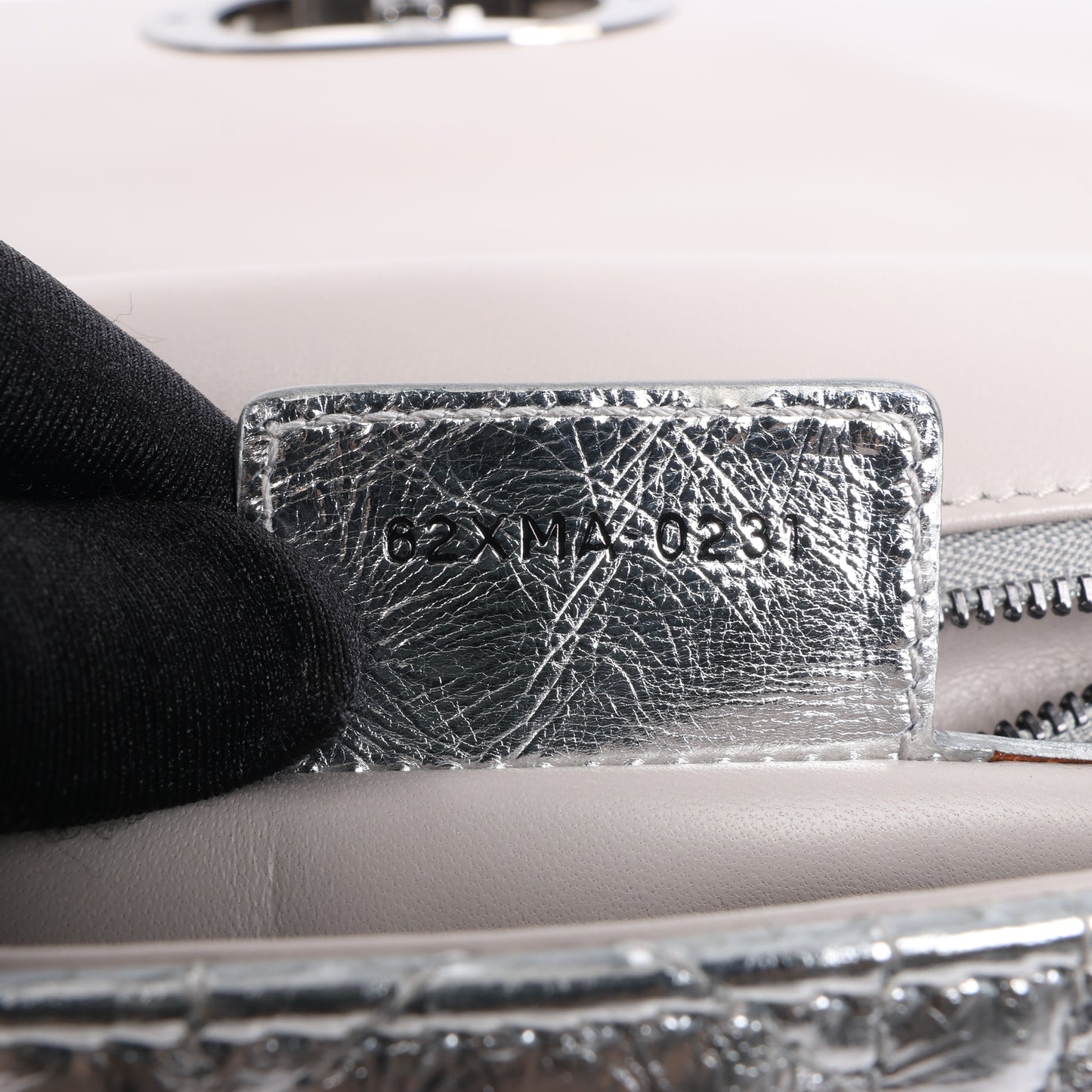 Christian Dior Caro Schultertasche aus Leder mit Kettenriemen in Metallic-Silber