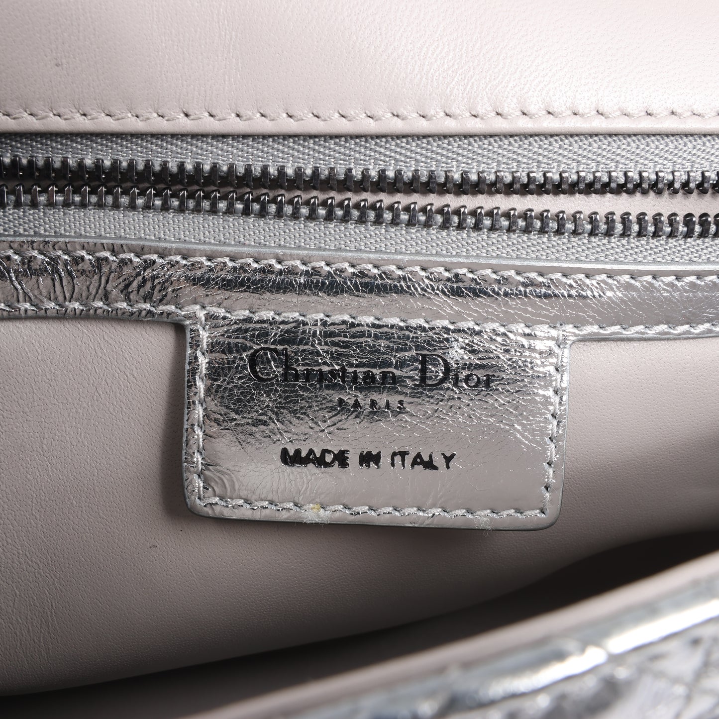 Christian Dior Caro Schultertasche aus Leder mit Kettenriemen in Metallic-Silber