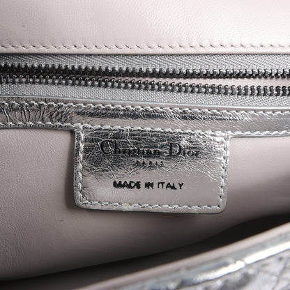Christian Dior Caro Schultertasche aus Leder mit Kettenriemen in Metallic-Silber