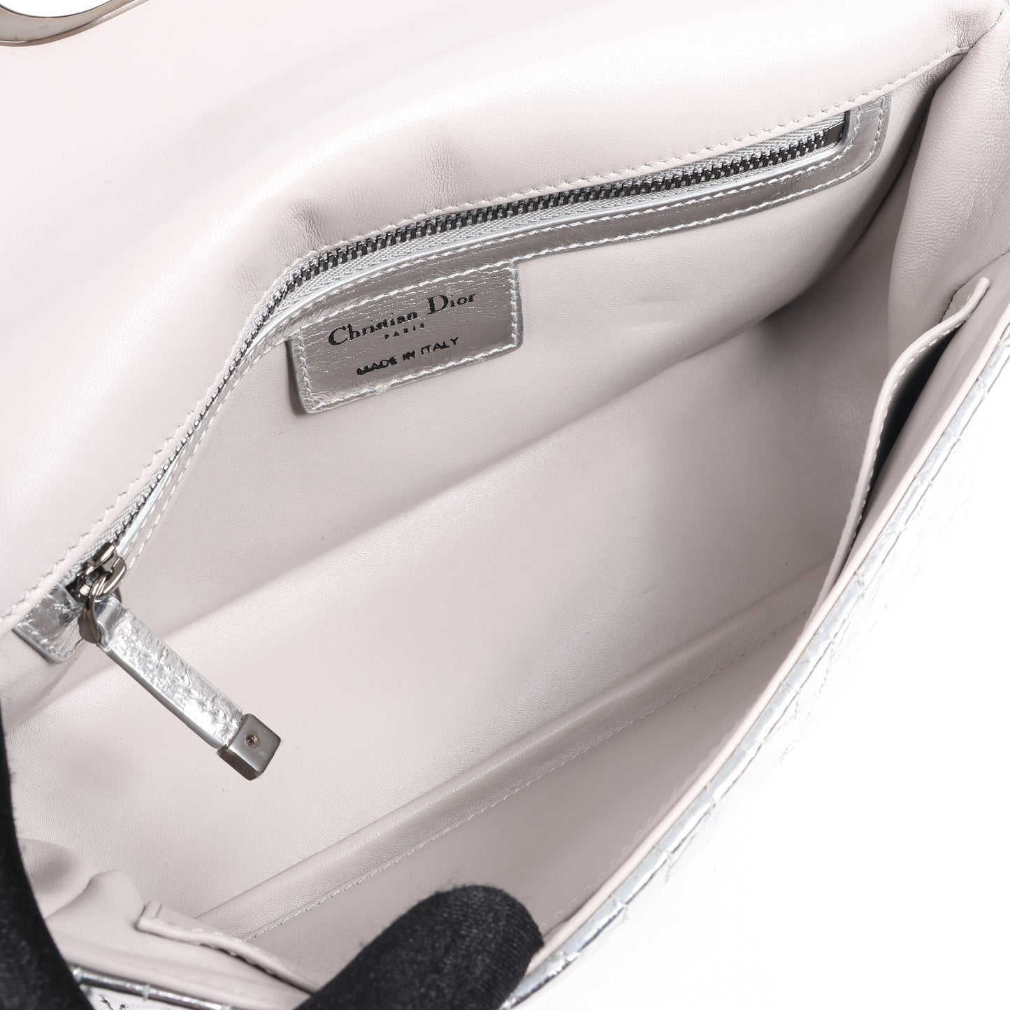 Christian Dior Caro Schultertasche aus Leder mit Kettenriemen in Metallic-Silber
