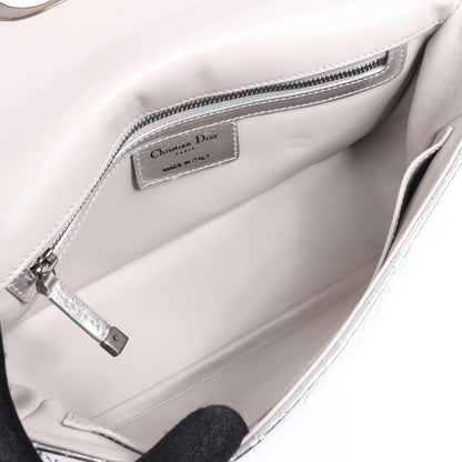 Christian Dior Caro Schultertasche aus Leder mit Kettenriemen in Metallic-Silber