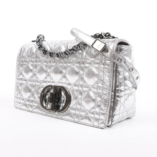 Christian Dior Caro Schultertasche aus Leder mit Kettenriemen in Metallic-Silber