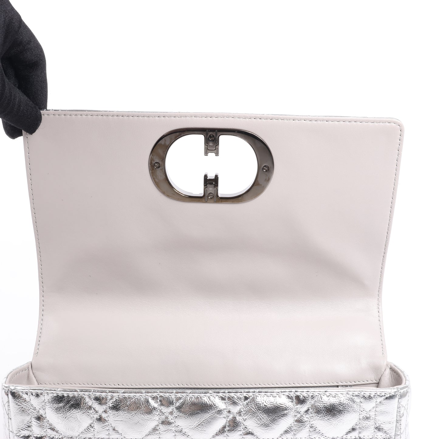 Christian Dior Caro Schultertasche aus Leder mit Kettenriemen in Metallic-Silber