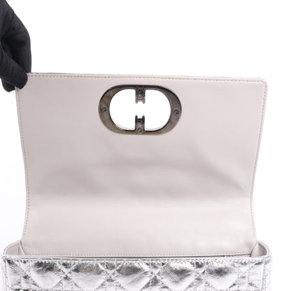 Christian Dior Caro Schultertasche aus Leder mit Kettenriemen in Metallic-Silber
