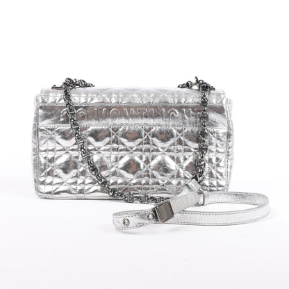 Christian Dior Caro Schultertasche aus Leder mit Kettenriemen in Metallic-Silber