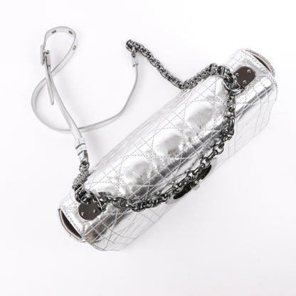 Christian Dior Caro Schultertasche aus Leder mit Kettenriemen in Metallic-Silber
