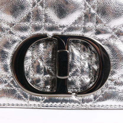 Christian Dior Caro Schultertasche aus Leder mit Kettenriemen in Metallic-Silber