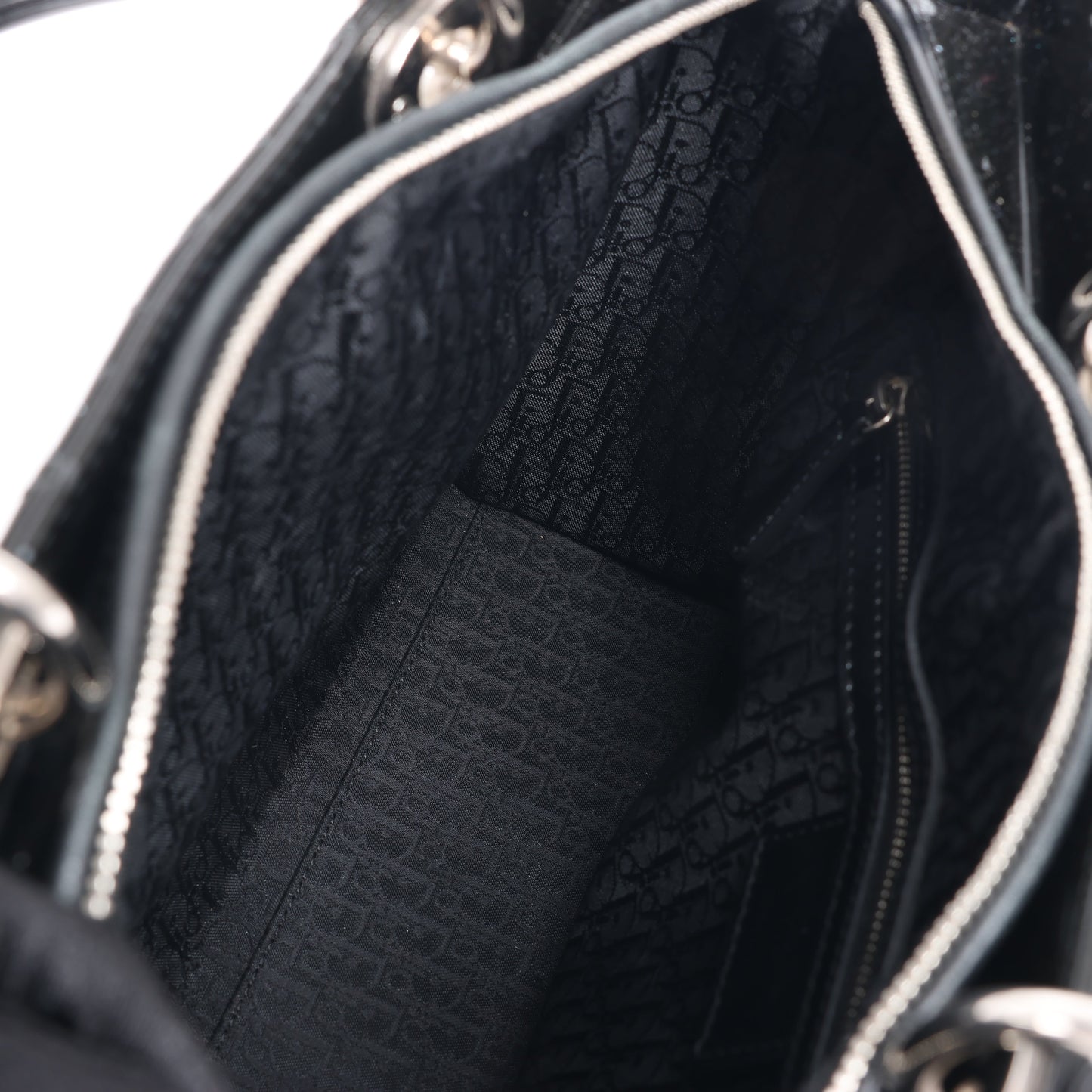 Christian Dior – Große Cannage-Handtasche aus Lackleder in Schwarz