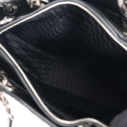 Christian Dior – Große Cannage-Handtasche aus Lackleder in Schwarz