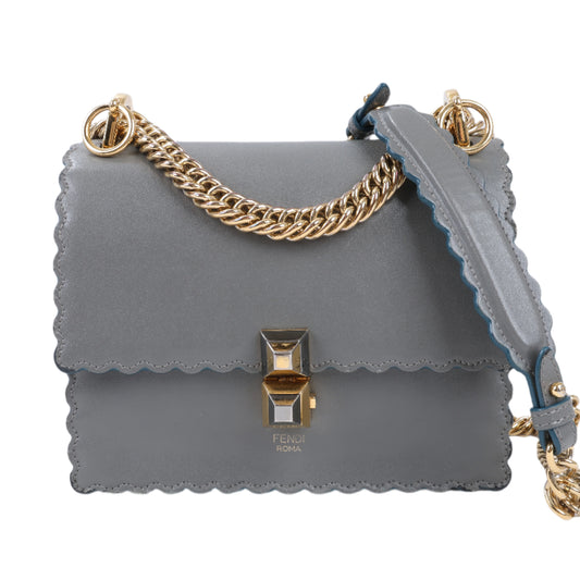 FENDI Mini Kan I Schultertasche aus Leder mit Kette in Grau 8M0381