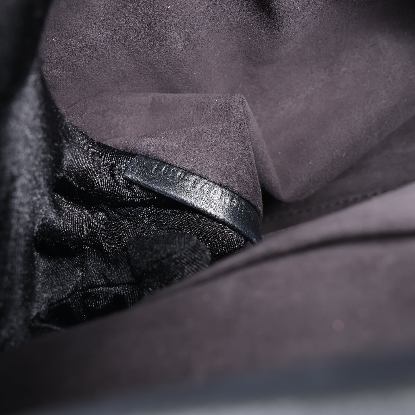Fendi – Dotcom – Halb-Schultertasche aus schwarzem Leder mit Kettenriemen