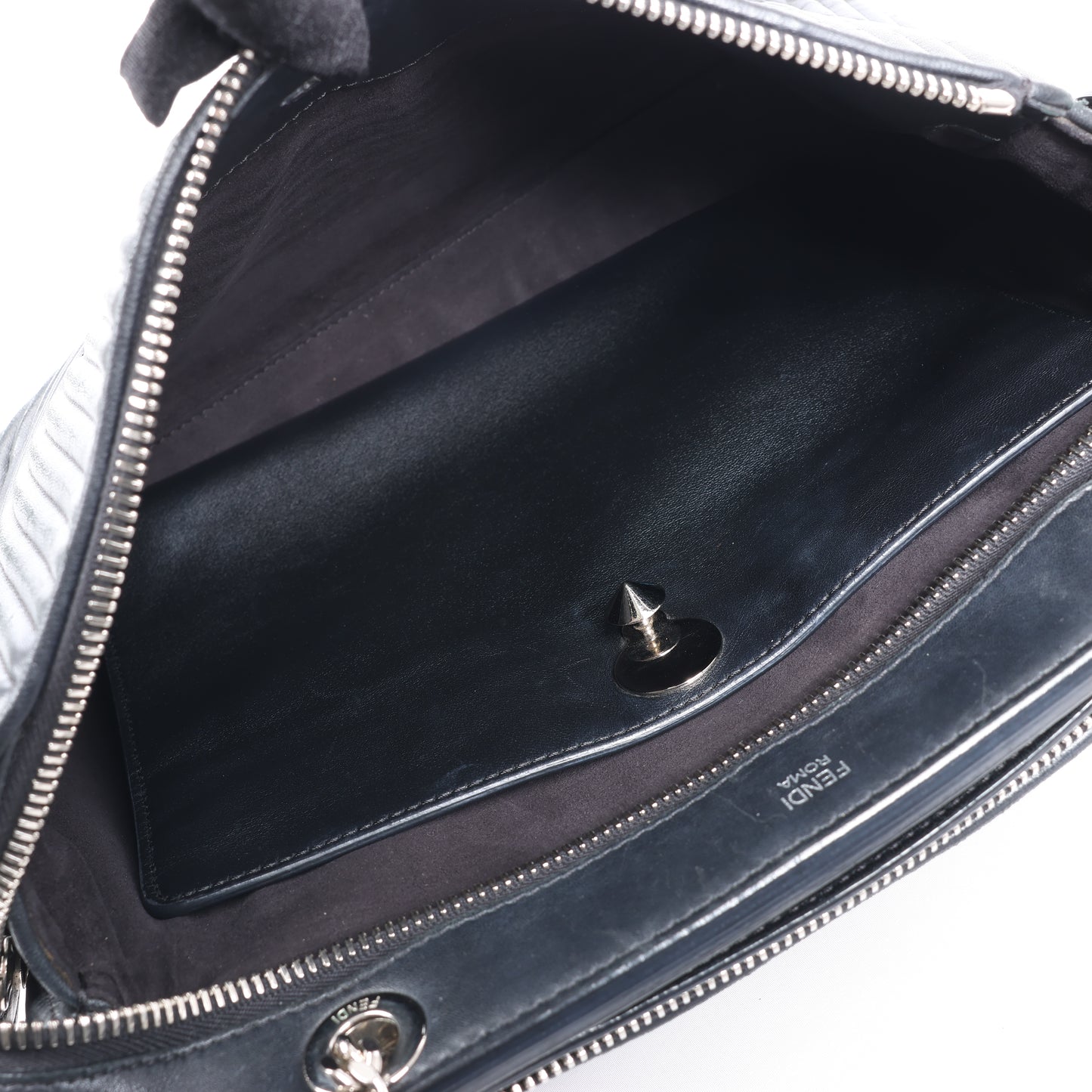 Fendi – Dotcom – Halb-Schultertasche aus schwarzem Leder mit Kettenriemen