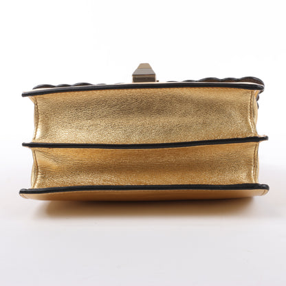FENDI Mini Kan I Schultertasche aus Leder mit Kette in Gold, 8M0381