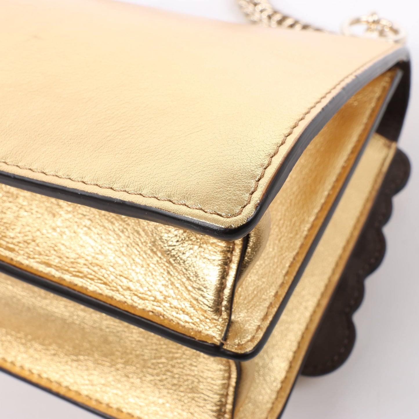 FENDI Mini Kan I Schultertasche aus Leder mit Kette in Gold, 8M0381