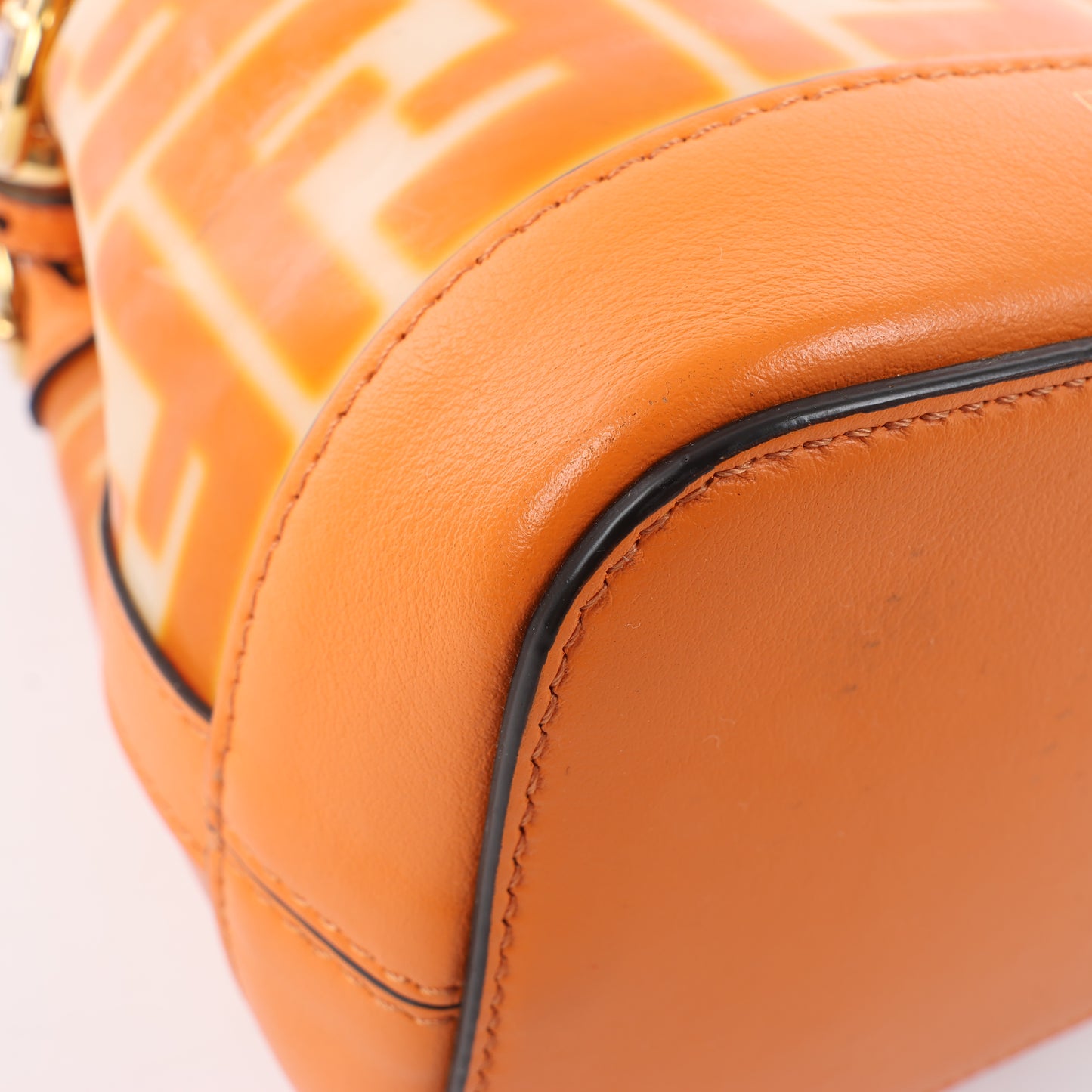 FENDI Mon Tresor Mini 2-Wege-Umhängetasche aus PVC und Leder in Orange 8BS010