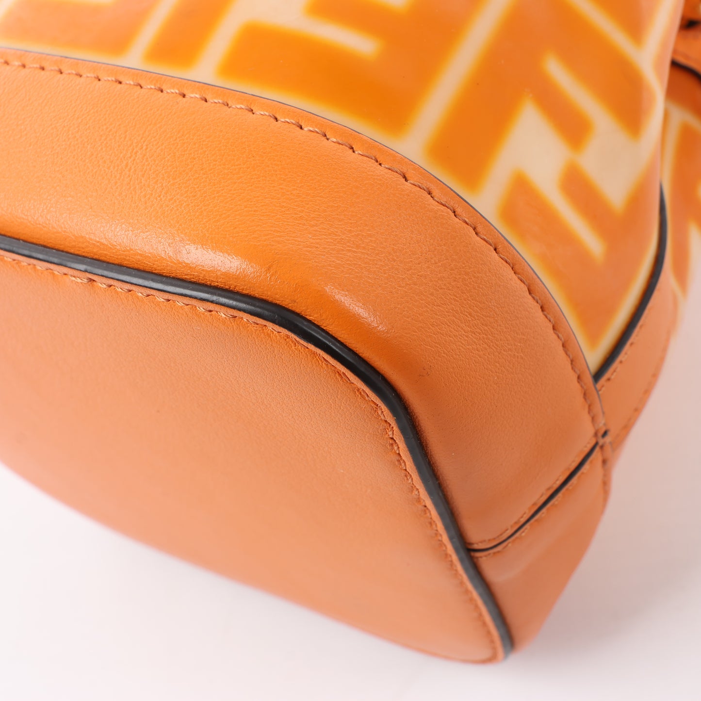 FENDI Mon Tresor Mini 2-Wege-Umhängetasche aus PVC und Leder in Orange 8BS010