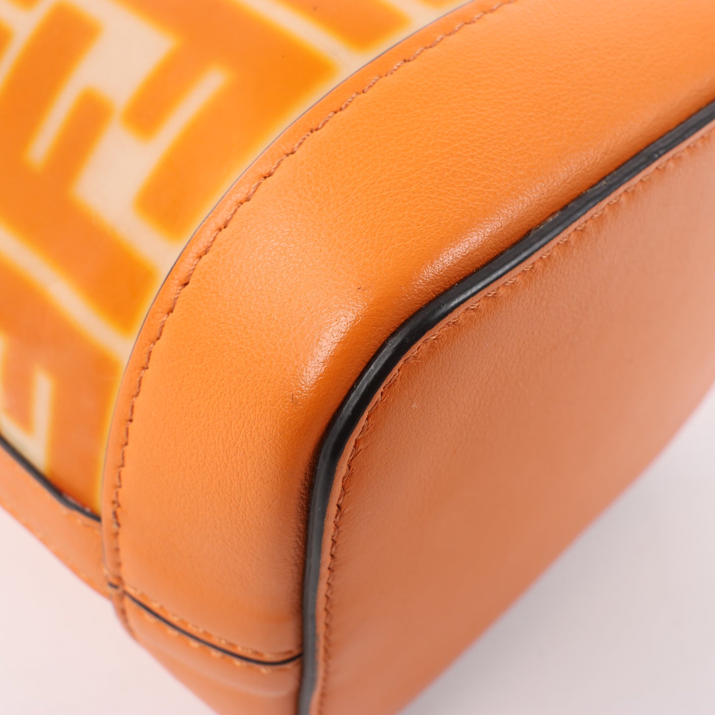FENDI Mon Tresor Mini 2-Wege-Umhängetasche aus PVC und Leder in Orange 8BS010