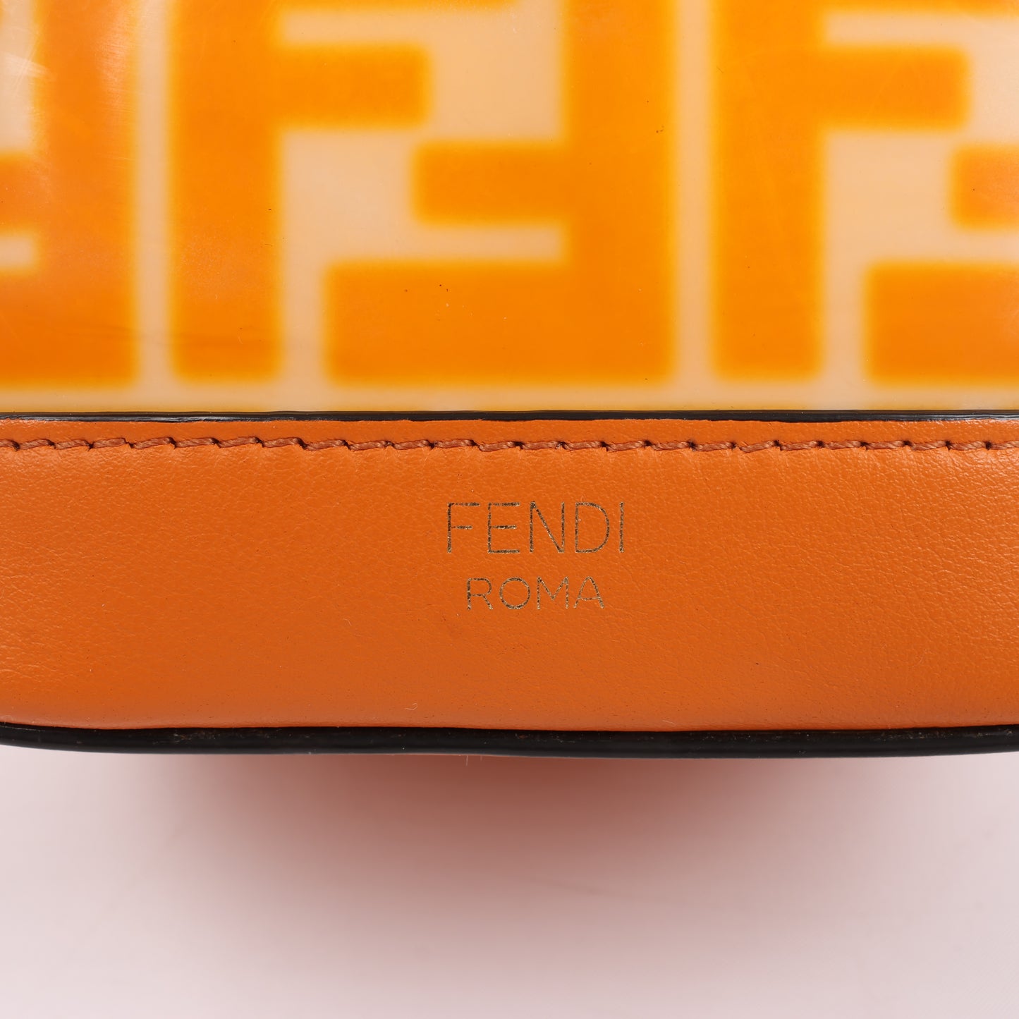 FENDI Mon Tresor Mini 2-Wege-Umhängetasche aus PVC und Leder in Orange 8BS010