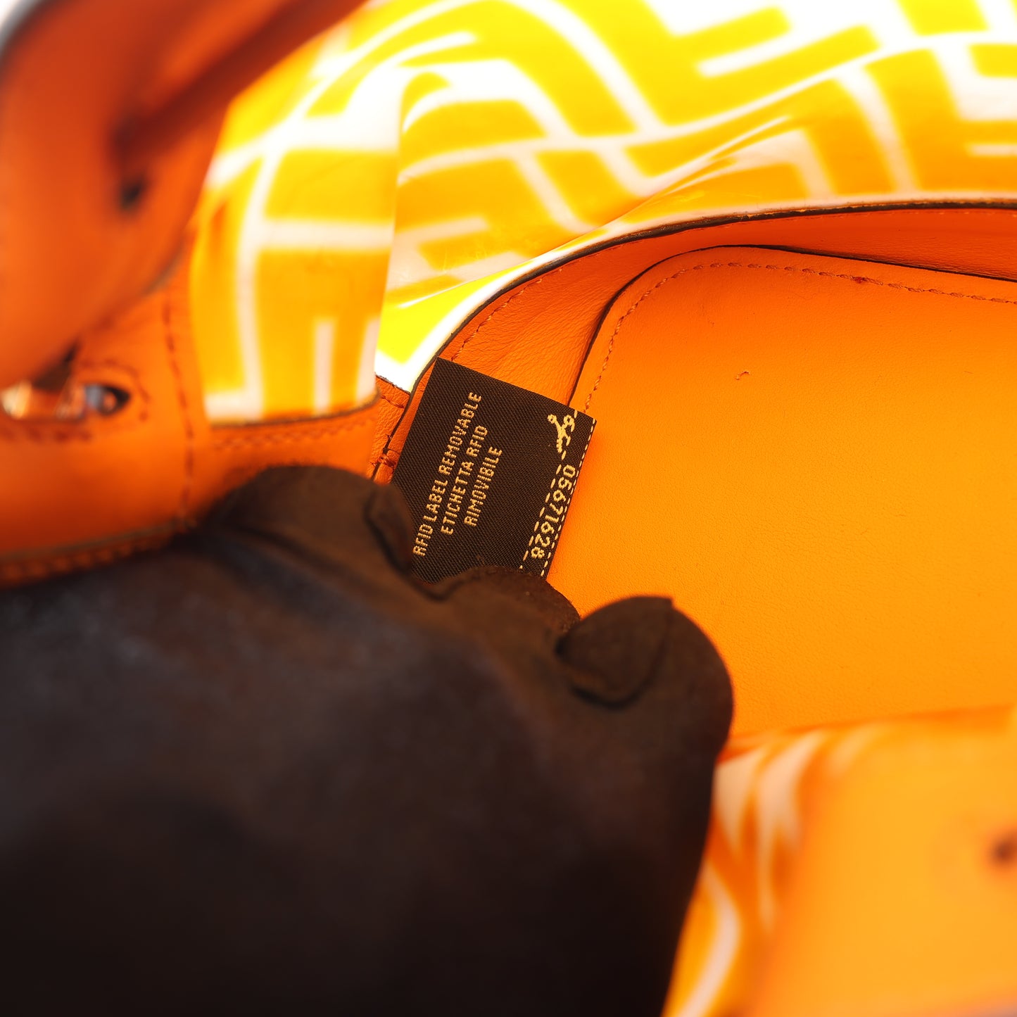 FENDI Mon Tresor Mini 2-Wege-Umhängetasche aus PVC und Leder in Orange 8BS010
