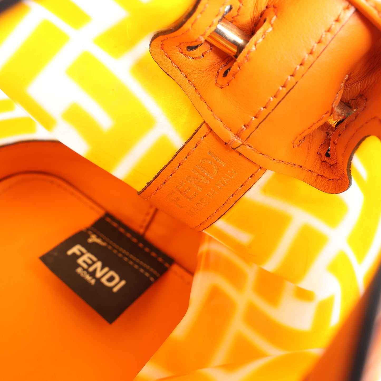 FENDI Mon Tresor Mini 2-Wege-Umhängetasche aus PVC und Leder in Orange 8BS010