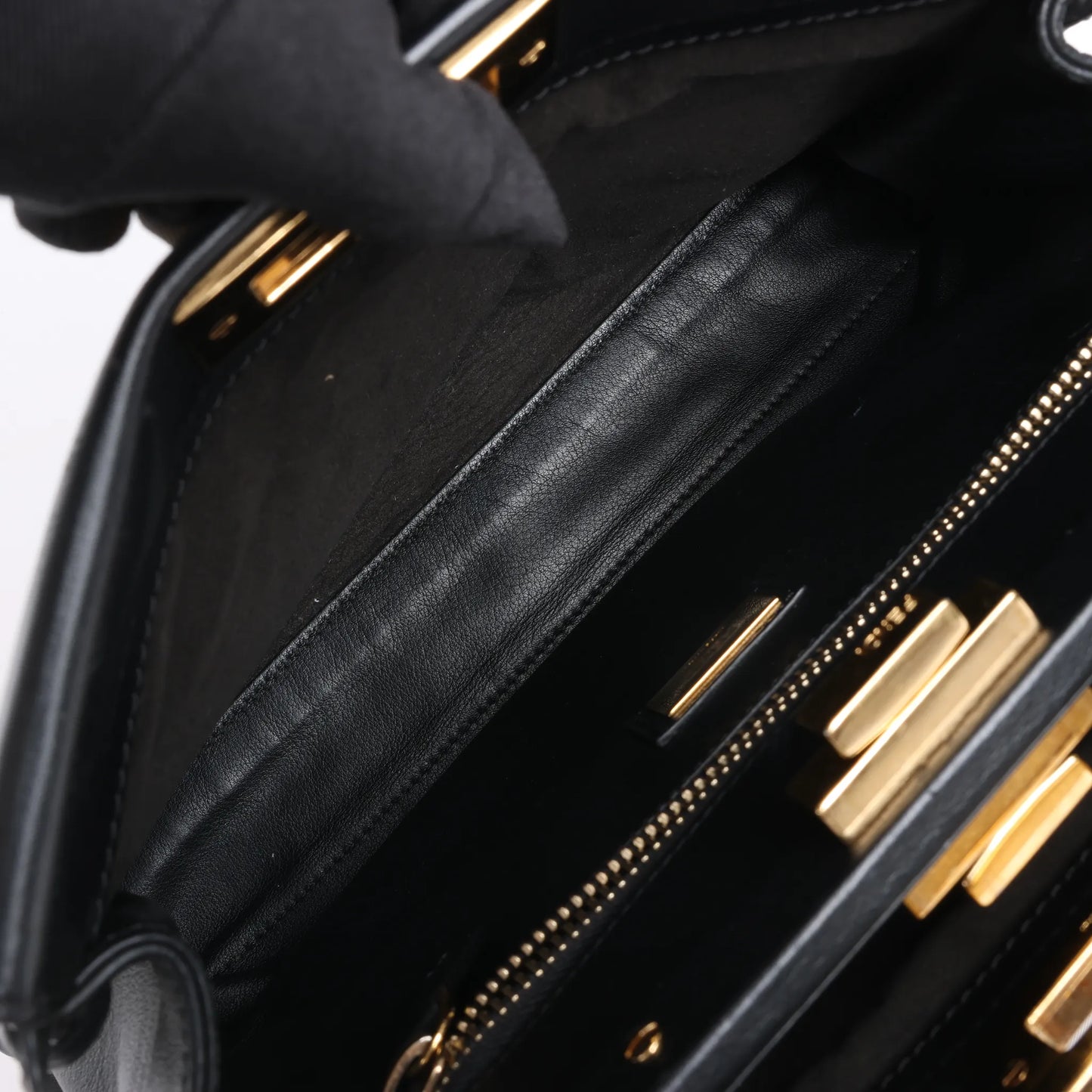 Fendi Peekaboo Regular 2-Wege-Handtasche aus Leder in Schwarz 8BN290