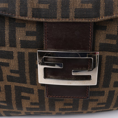 FENDI Baguette Zucchino Schultertasche aus Canvas und Leder in Braun 26796