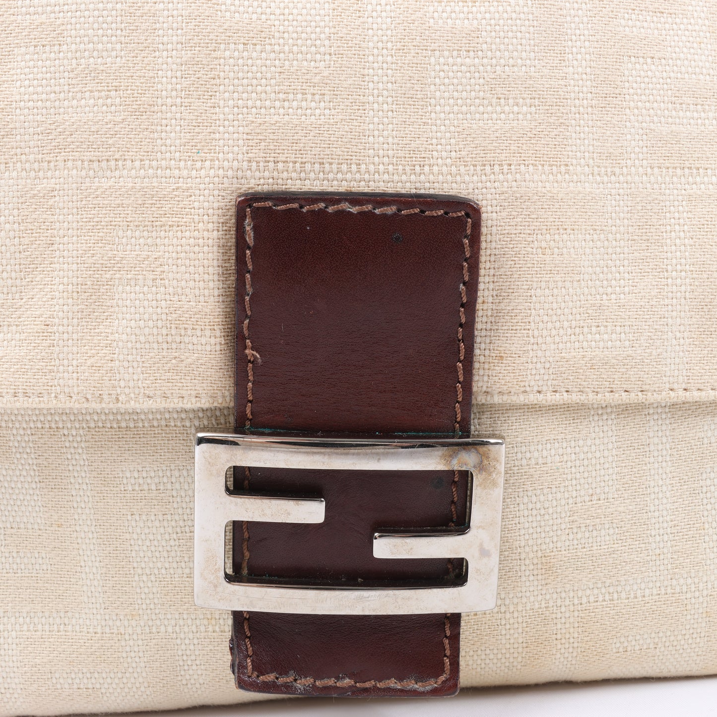 FENDI Mamma Baguette Zucchino Schultertasche aus Canvas und Leder in Beige 26325