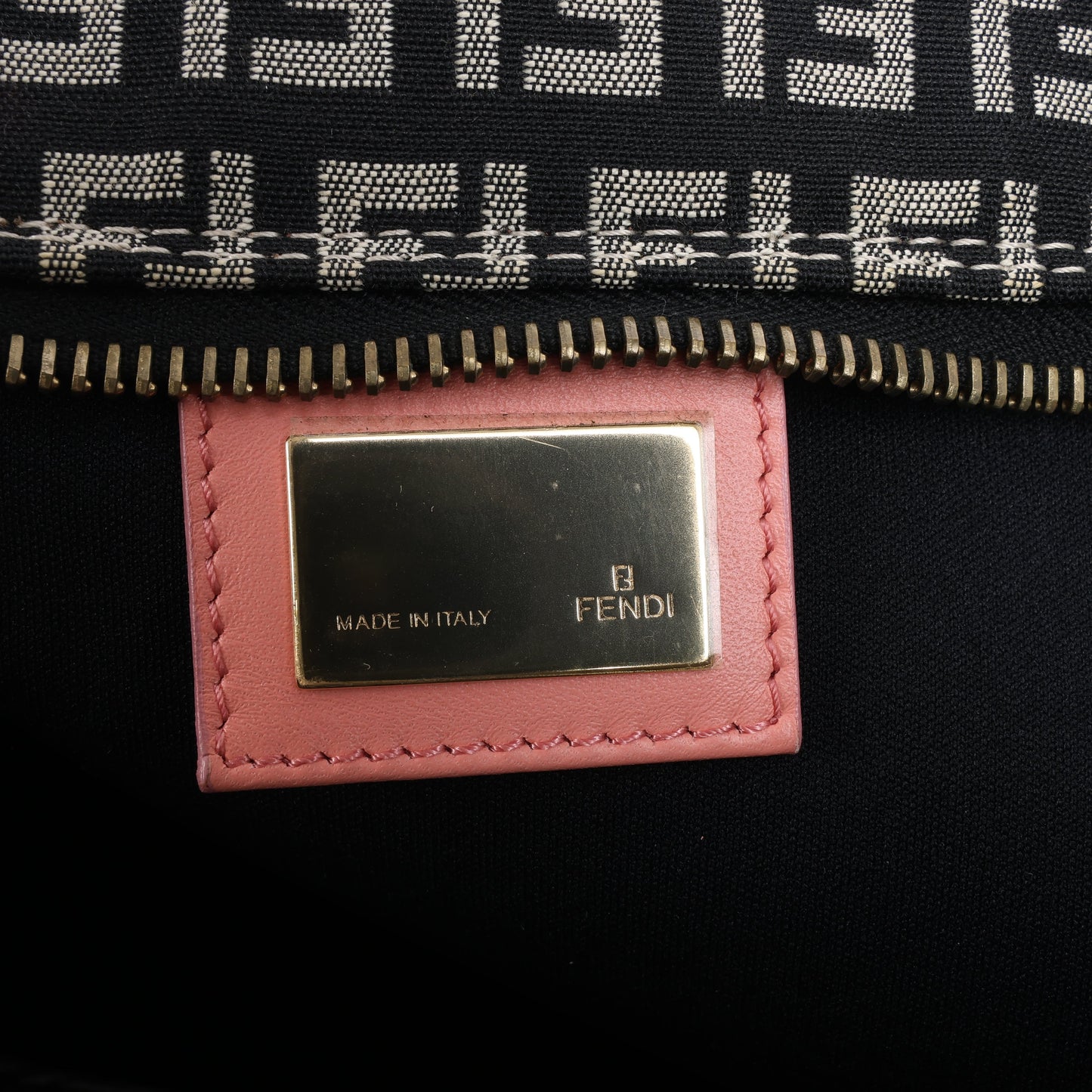 FENDI Zucchino Umhängetasche aus Canvas und Leder in Braun x Pink