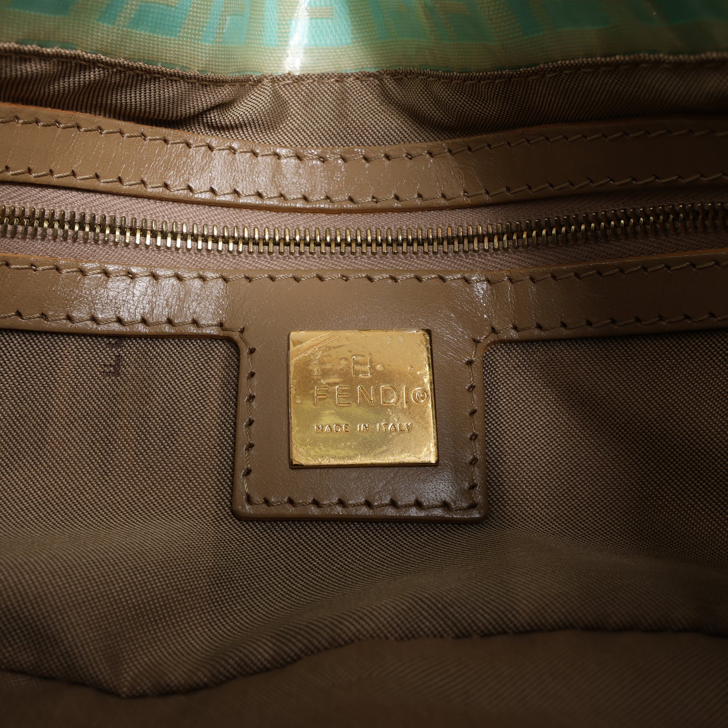 FENDI Baguette Zucchino Coating Canvas Schultertasche in Grün
