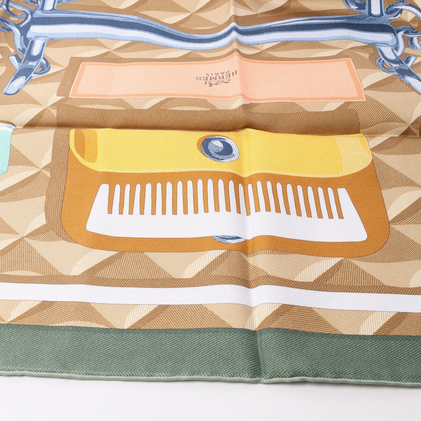 Hermès Carré 90 "BEAUTE COMPOSEE" Seidentaschentuch in Grün