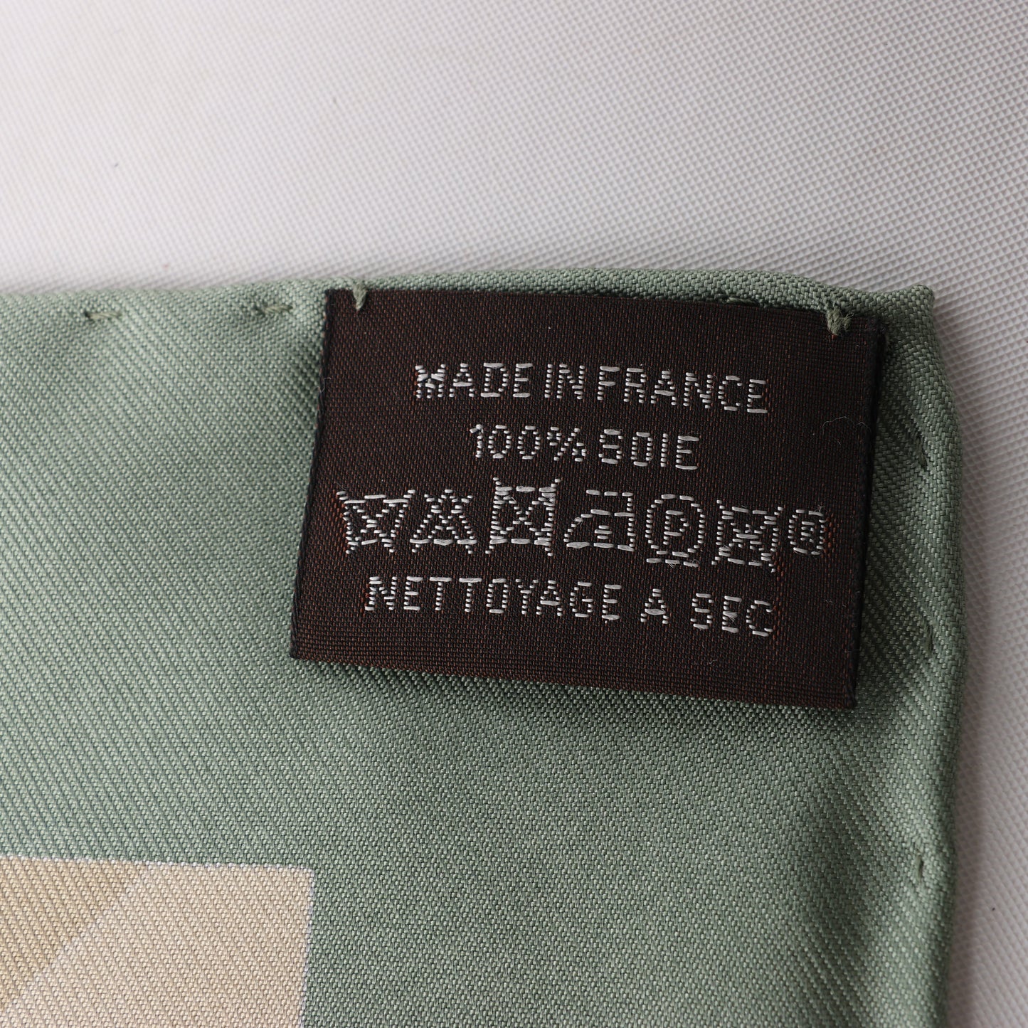 Hermès Carré 90 "BEAUTE COMPOSEE" Seidentaschentuch in Grün