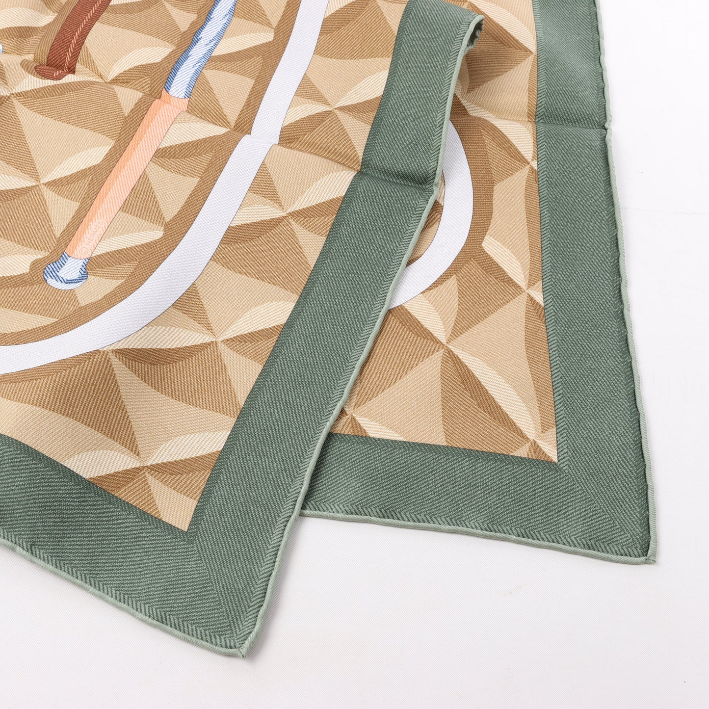 Hermès Carré 90 "BEAUTE COMPOSEE" Seidentaschentuch in Grün